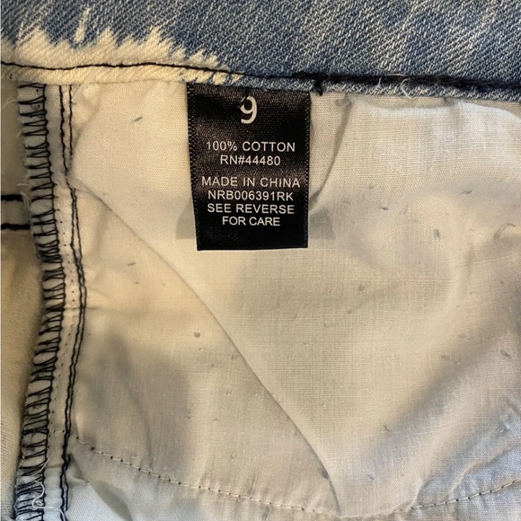 Fire Los Angeles Distressed Jean
Shorts Juniors Sz9 Pink & White
Aztec Pattern - Picture 4 of 7